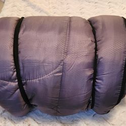 Glacier’s Edge 40° F/ 4.4° C Rated 3LBS Sleeping Bag Camping Hiking Gray & Green.  Asking For $24.99 Or Best Offer 👈😊