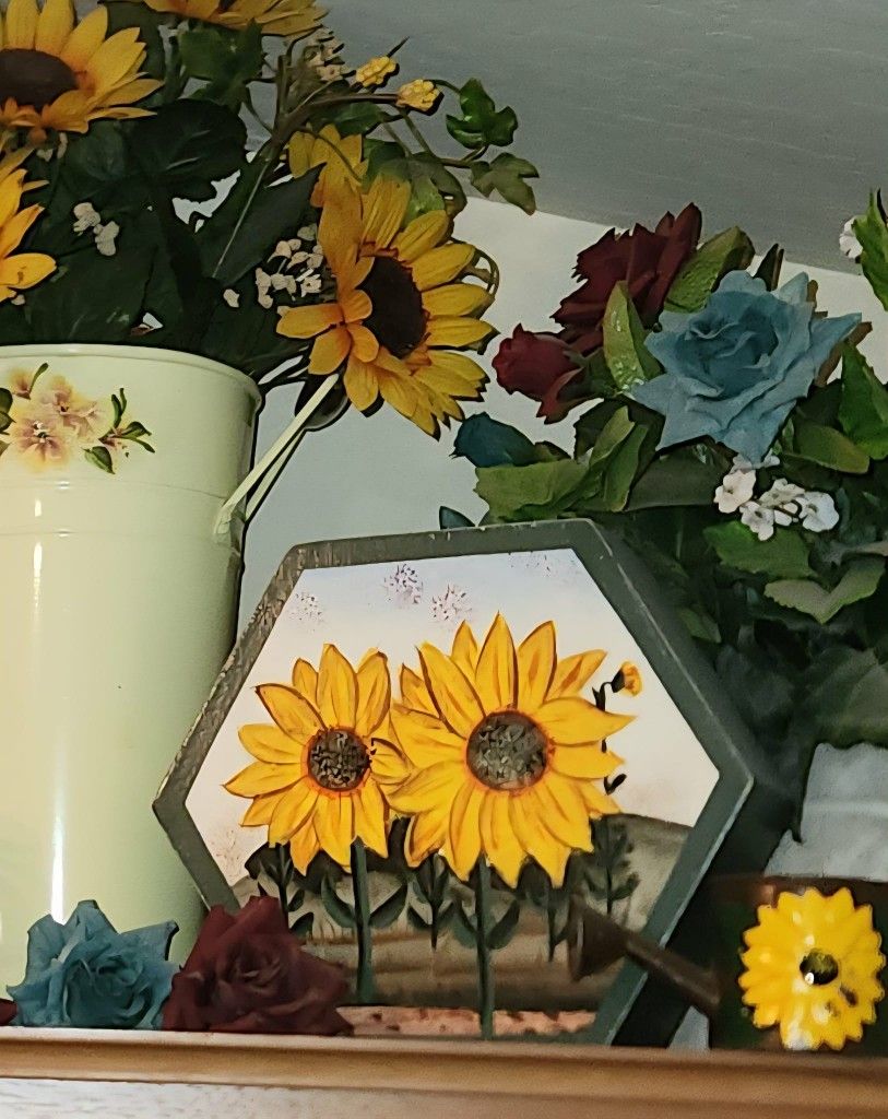 VINTAGE FLORAL DAISY COUNTRY MINI METAL FLOWER VASE WATERING CAN HAND PAINTED STORAGE BOX 