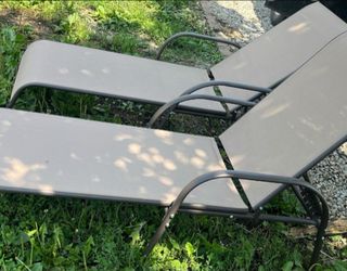 Lounge chairs, pool chairs, deck chairs, sun bathing chairs