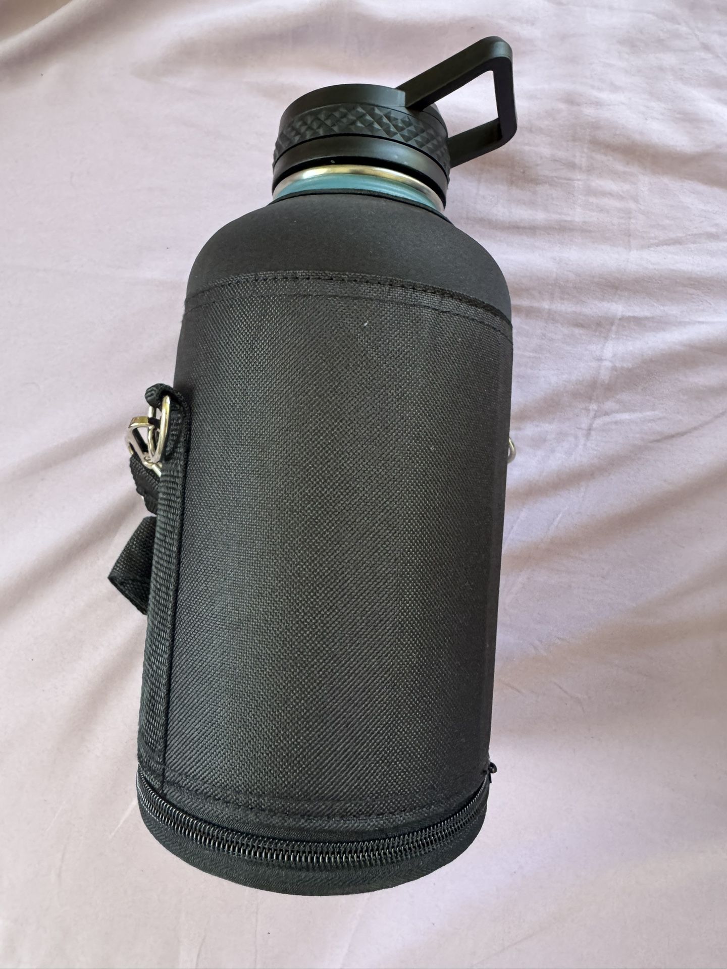 64oz Water Bottle with Adjustable Shoulder Strap( Botella De Agua)
