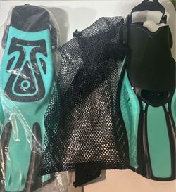 New Snorkeling Fins 4.5-8.5 With mesh Carry Case.