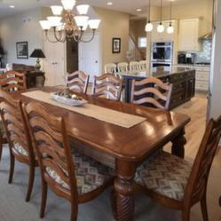 Hickory White Dining Room Table/Chairs/Credenza