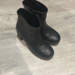 Boots 8.5M