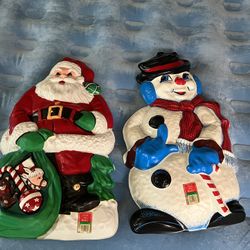 2 VINTAGE PLASTIC WALL/DOOR HANGING DECORATION