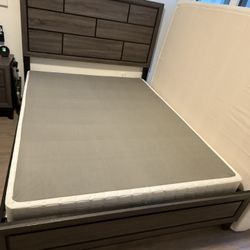 Queen Box Spring/Foundation – DIAMOND (Living Spaces, Excellent Condition)