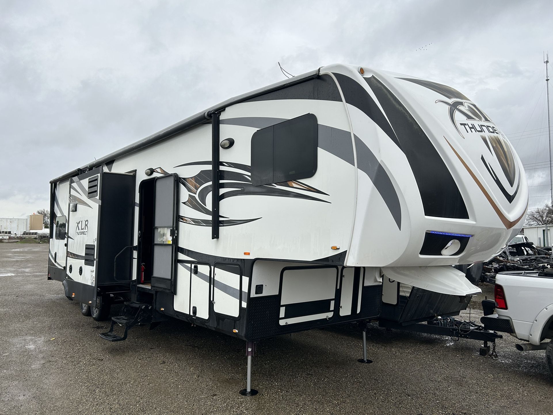 2015 Camper Rv Trailer Toy Hauler XLR Thunderbolt