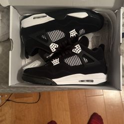 Jordan 4s