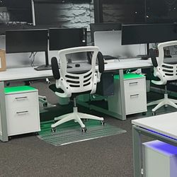Office desk &chairs 