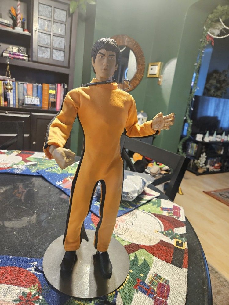 18" BRUCE LEE ASYLUM FIGURE & EXTRA OUTFITS