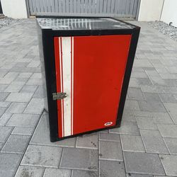 Metal cabinet