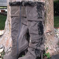 Barely worn boots, great condition. Size 6.