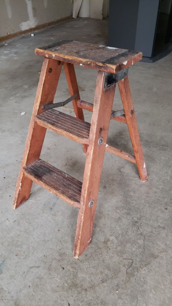 Ladder, FREE. Must pick up by 6pm Monday