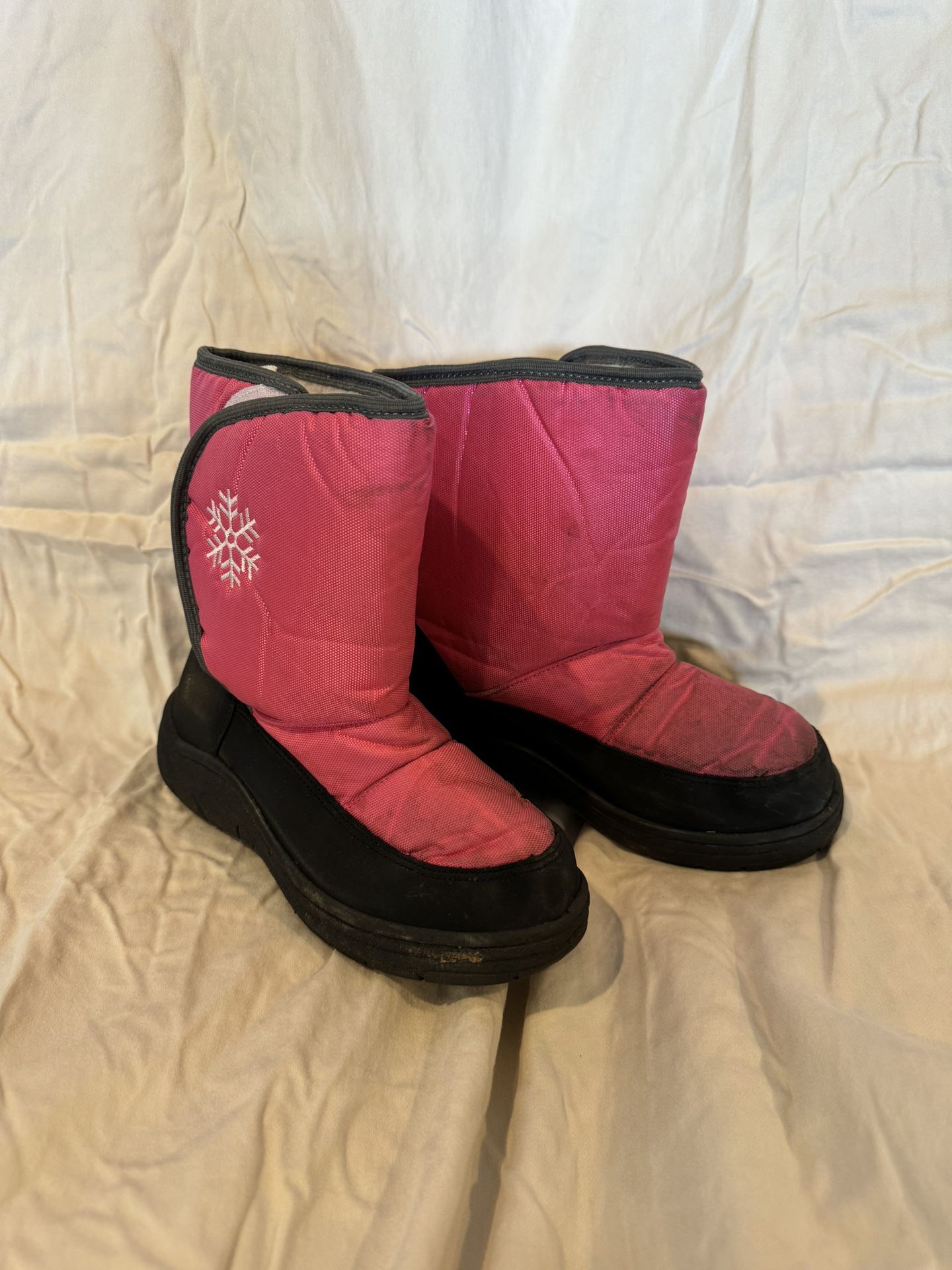 Girls Pink Snow Boots. Size 2 Youth. $15