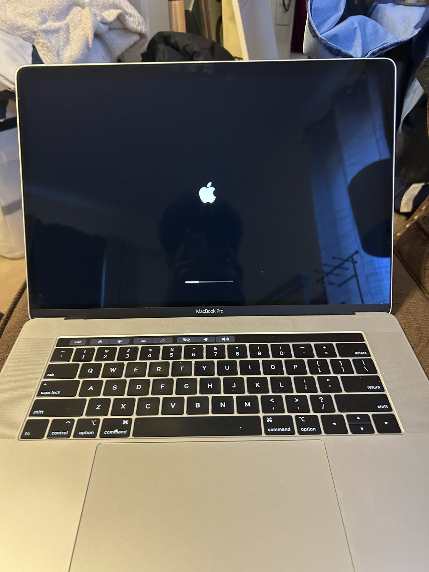 MacBook Pro (15-inch Silver, 2019)