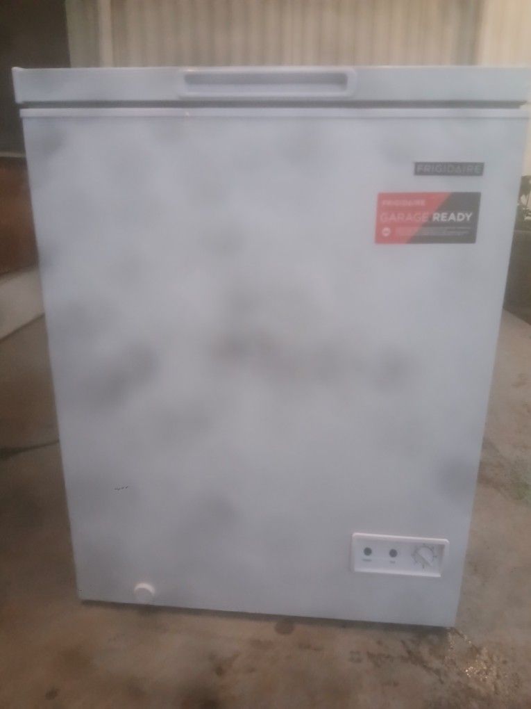 White Freezer FRIGIDAIRE