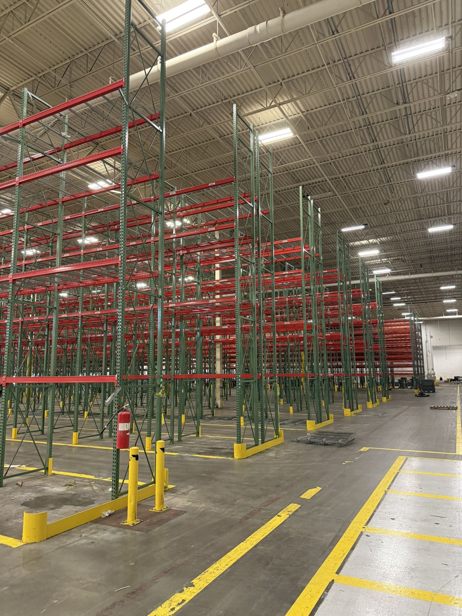 42”x26’ Uprights Wire Decks Beams 96” Teardrop Pallet Racking