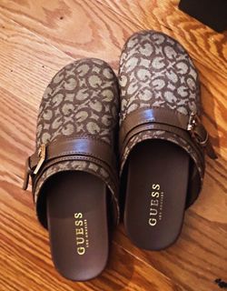 Guess clogs