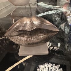 Silver Lip Stand