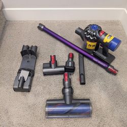 DYSON V8 Stick Cordless Vacuum! Excellent condition! Brand new battery!