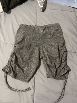 grey shorts