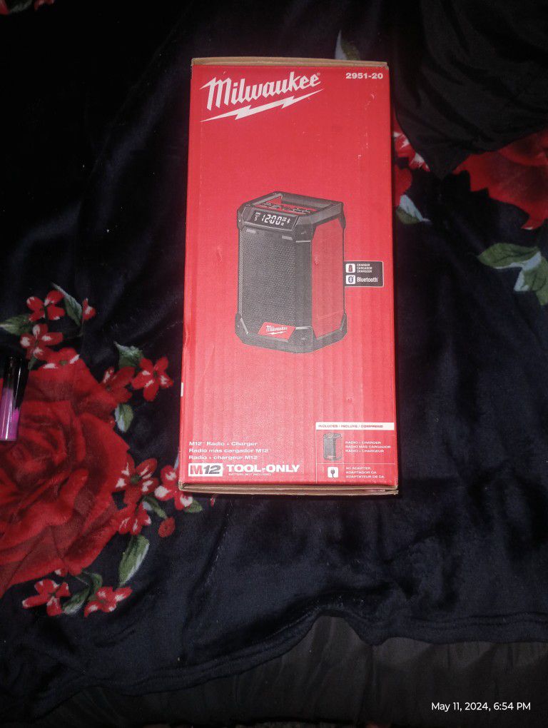 M12 Milwaukee Speaker /charger 