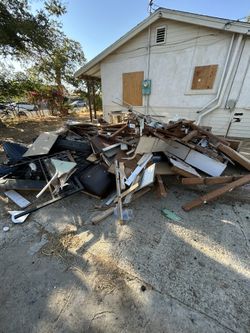 Trash Cans Pick Up Read Description !!!