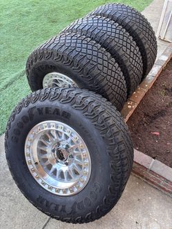 (2) set ford F150 rims KMC 315/70/17 tires 6x135 rims