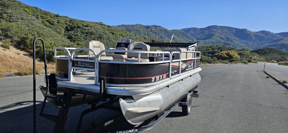 2019 SUNTRACKER Bass buggy 18