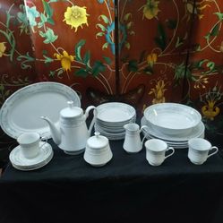 25 piece Crown Ming Fine China Lot Pristine Condition