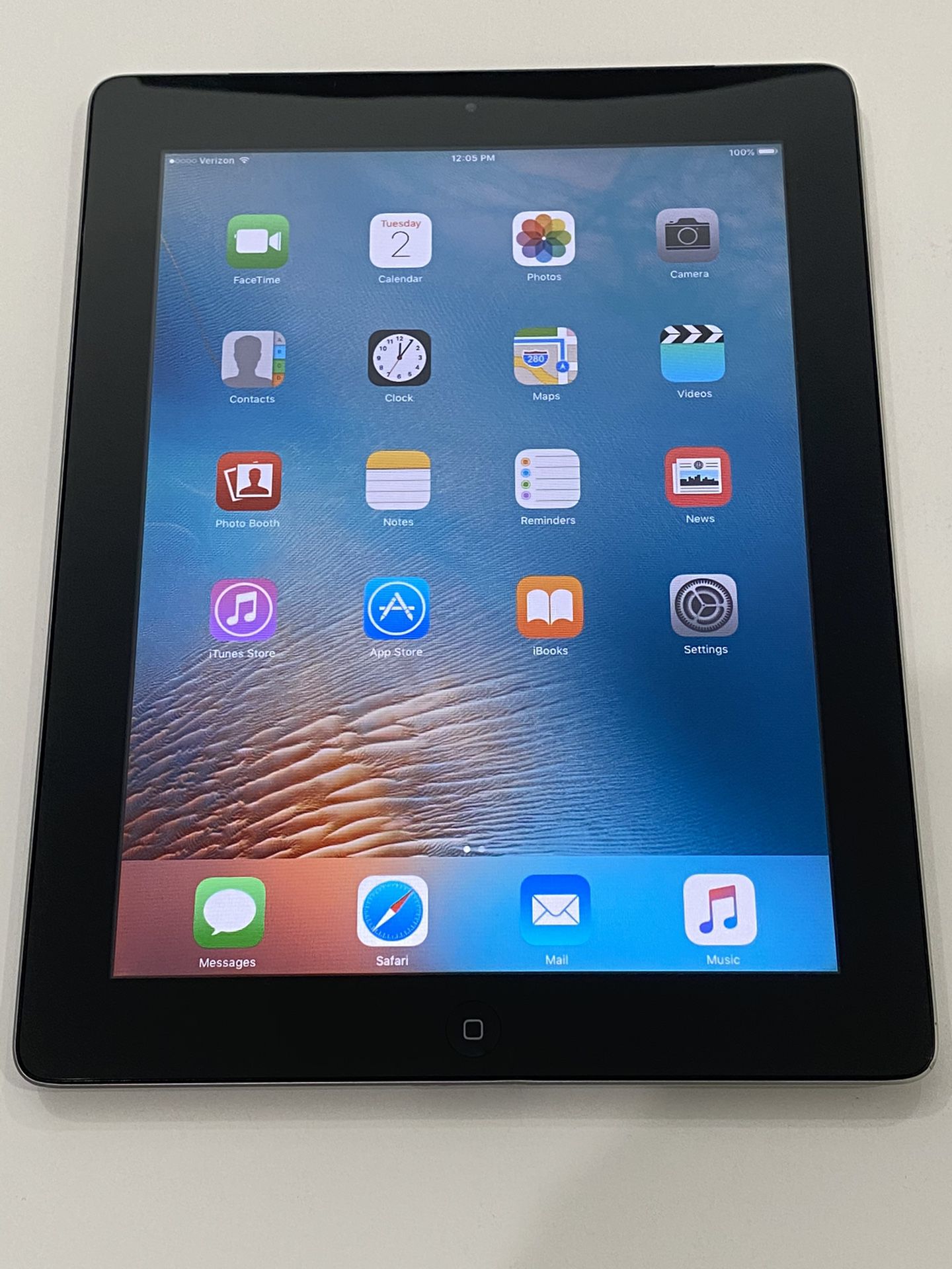 Like New Condition - Apple iPad 2 Model A1397 MC755LL/A 64GB & Case