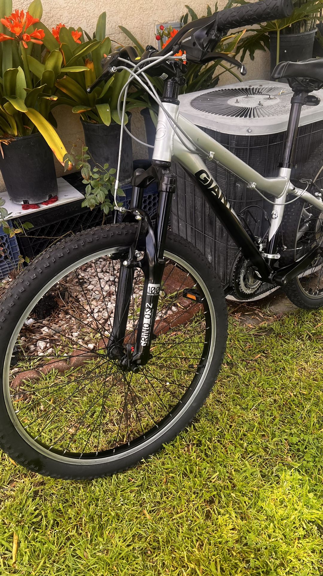 Women s Giant Boulder SE. MINT CONDITION Bicicleta De Monta a