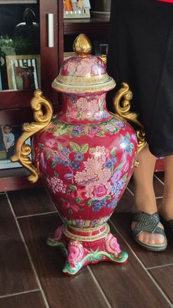 Selling beautiful Oriental Vase ,20th mid Century,no chips,stands 2 feet
