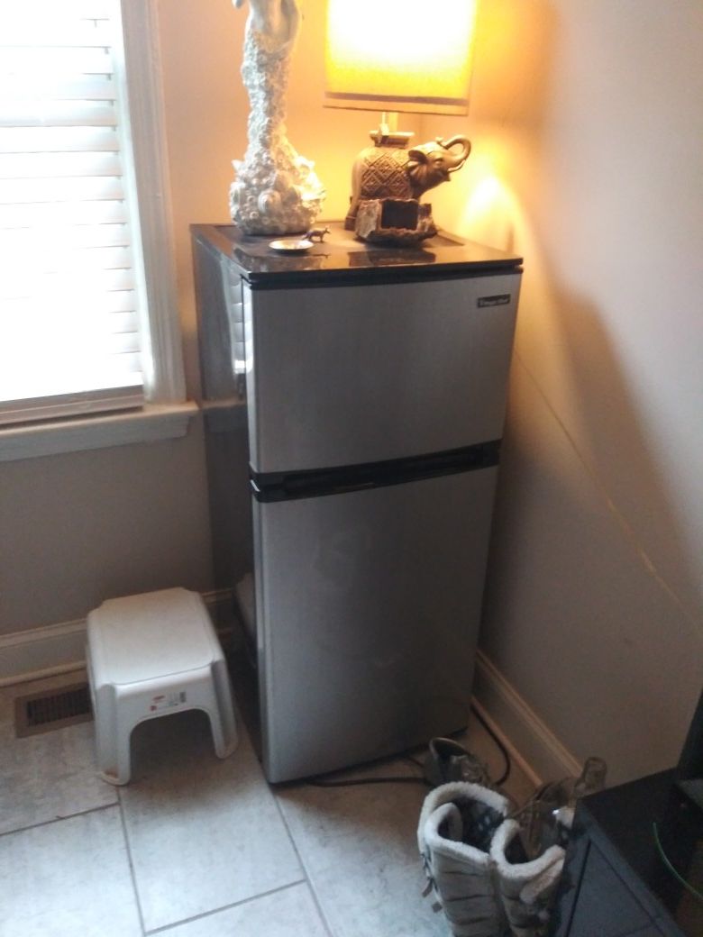 Magic Chef mini fridge / freezer