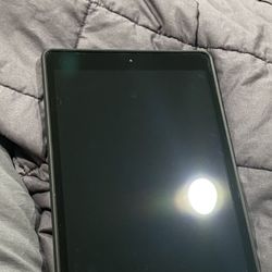 I Pad 8th Generation (128gb) W/Free Apple Pencil