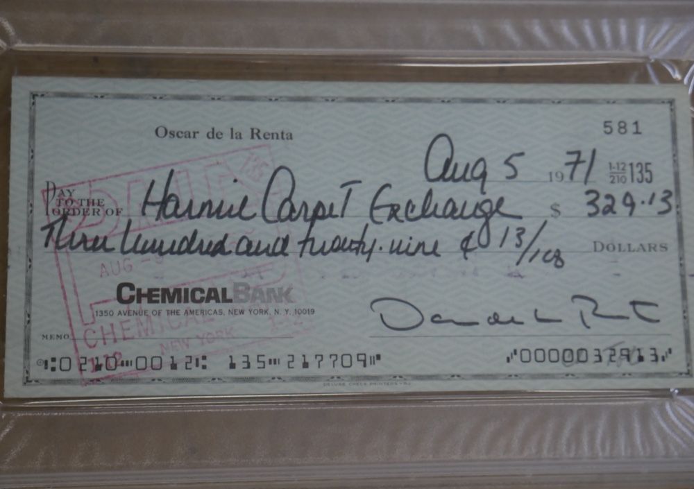 PSA/DNA CERTIFIED OSCAR DE LA RENTA SIGNED CHECK AUGUST 5 1971 COLLECTIBLE