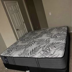 KING SEALY POSTUREPEDIC MATTRESS AND FREE BOX SPRINGS