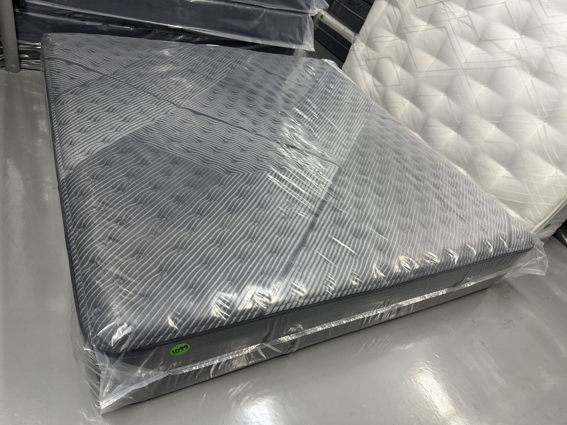 KING SIZE SIMMONS BEAUTYREST BLACK L CLASS (FIRM) MATTRESS & BOX SPRING BED SET