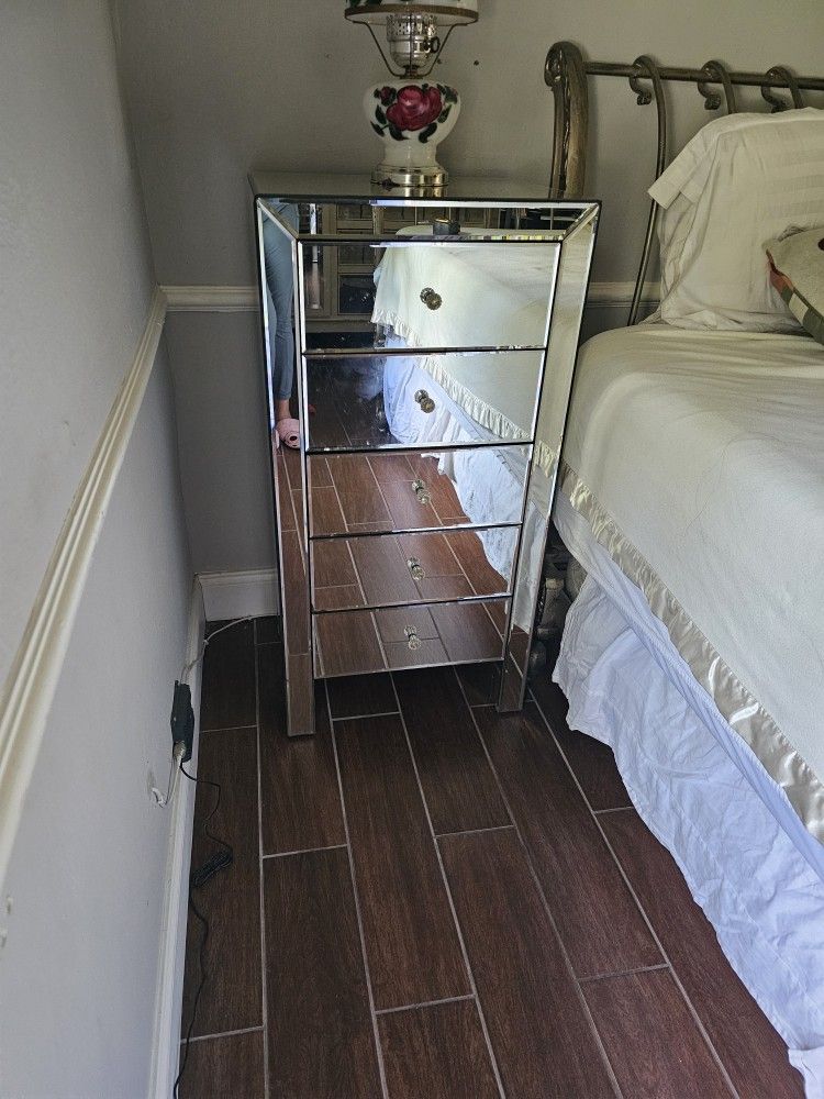 Beautiful  Mirrored Chest Of Drawers  Excellent Condition  5 Drawers