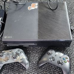 Xbox One With 2 Controllers