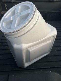 Pet food storage container