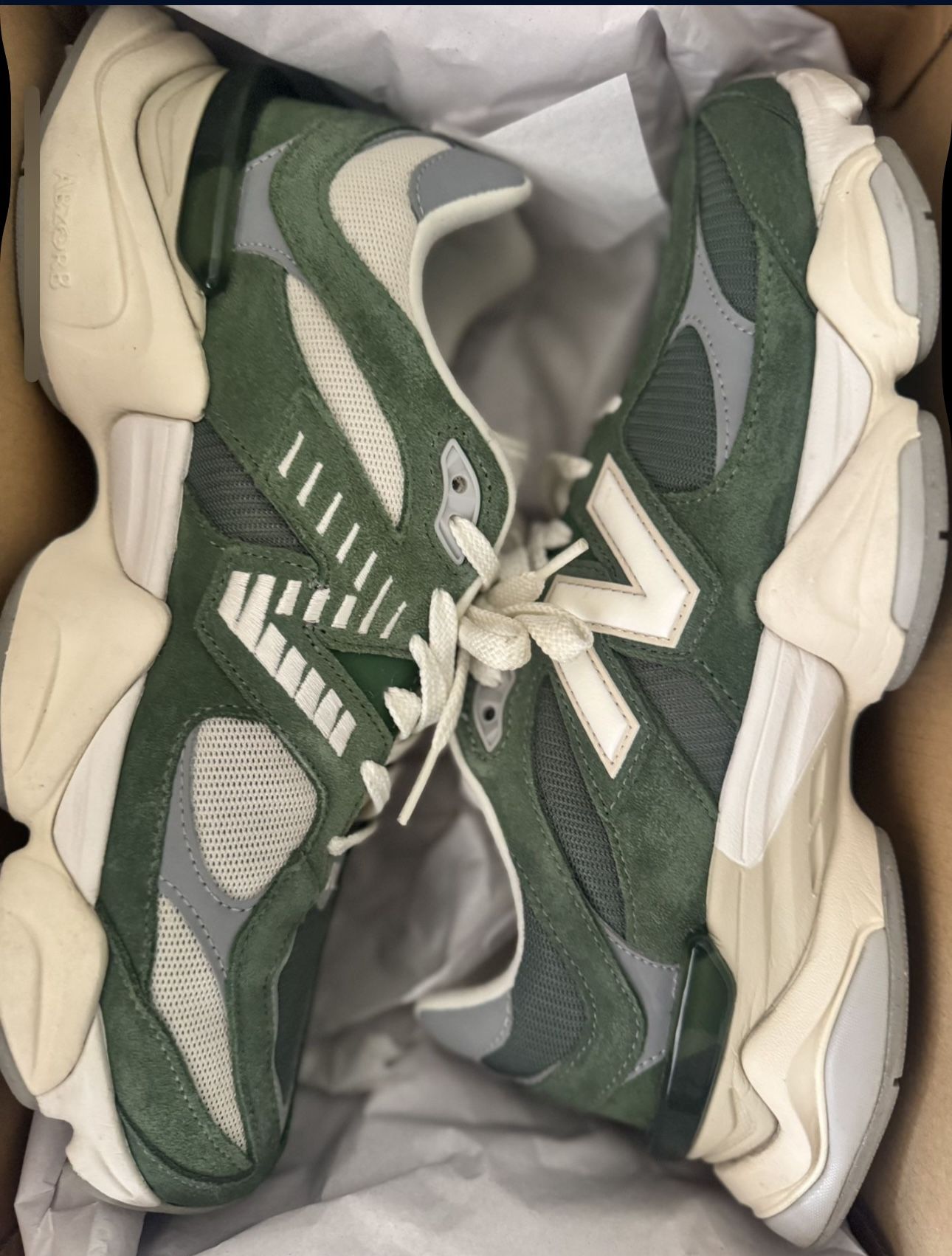 AUTHENTIC NEW BALANCE 9060  SZ 10.5 NORI GREEN