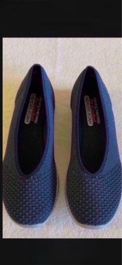 CA.  SKECHERS. WOMAN’s SIZE 10. AIR-COOLED MEMORY FOAM