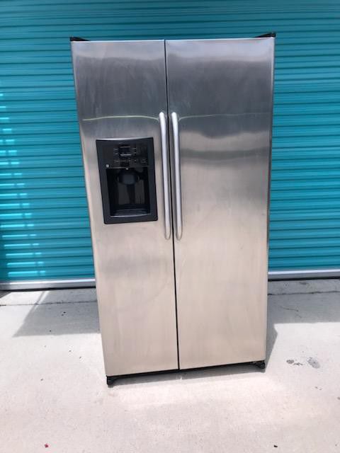 GE 23.2 CUBIC FOOT STAINLESS STEEL FRONT REFRIGERATOR/FREEZER W/ ICEMAKER - PREOWNED!