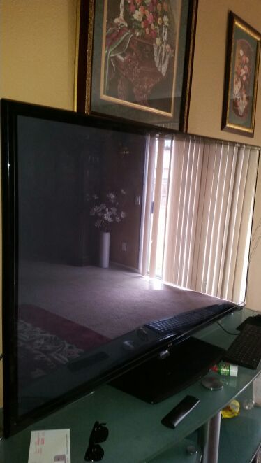 LG 60PB6900 - 60-Inch Plasma 1080p 600Hz Smart 3D HDTV *must sell asap*
