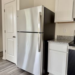 GE Refrigerator Top-Freezer Model GIE22JSNRSS 