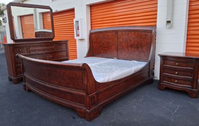King Sz Bedroom Set With Boxspring good condition
