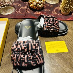 SLIDES SIZE 7 NEVER WORN