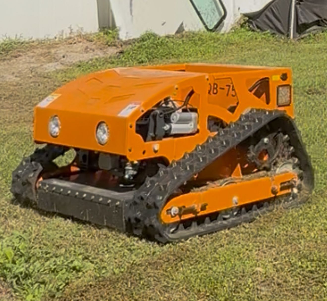 2024 Remote Control Crawler Lawn Mower – Tackle Slopes & Save Time!
