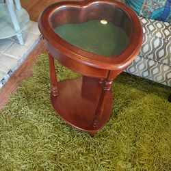 CUTE SIDE TABLE AT PICKY PINCHERS  801 TURNER ST CLEARWATER OPEN NOON TO 6 FREE DELIVERY