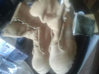 https://offerup.com/redirect/?o=bmV3LmJvb3Rz Army women size 4-5w